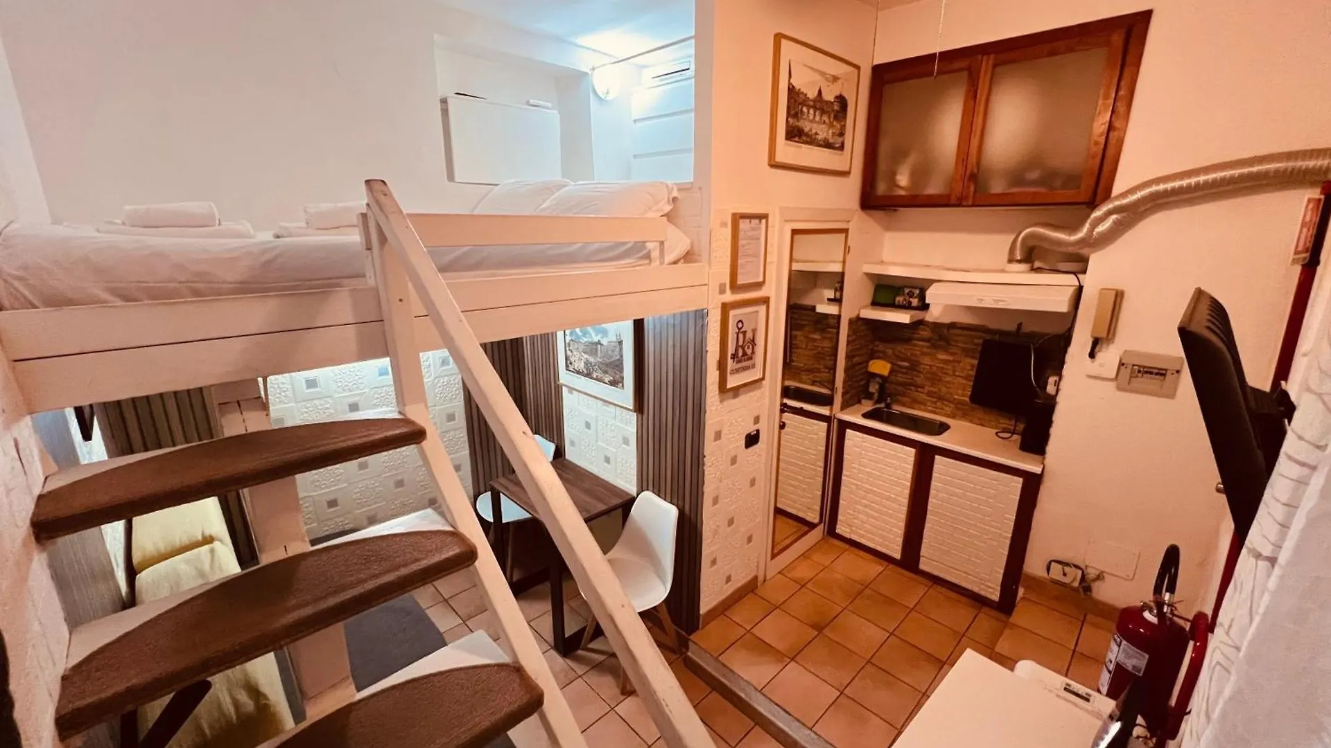Rome Is Home Cunfida 11 Apartment
